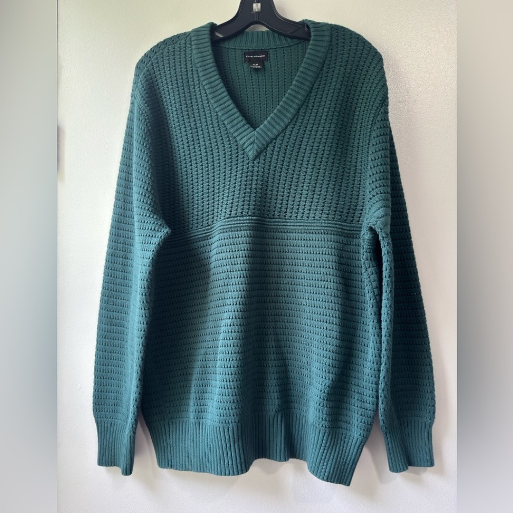 Club Monaco Men's V-Neck Upgraded with Mixed Knit Cotton For Allover Texture - Picture 4 of 15